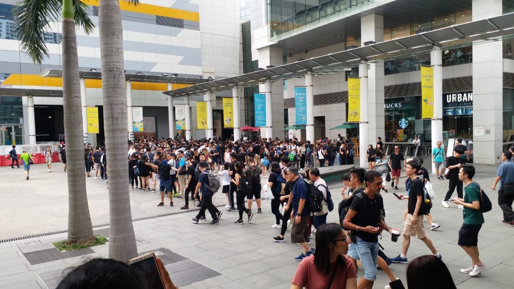 東涌站外大排長龍等巴士。 東涌谷友吹水區FB/網民工友圖