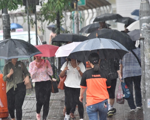 本港有狂風驟雨。