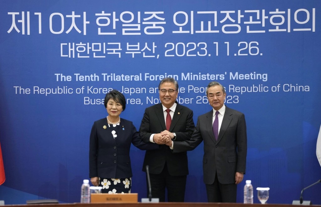 中日韓外長去年11月在釜山舉行會議，確定加快推進三國領導人會議。美聯社
