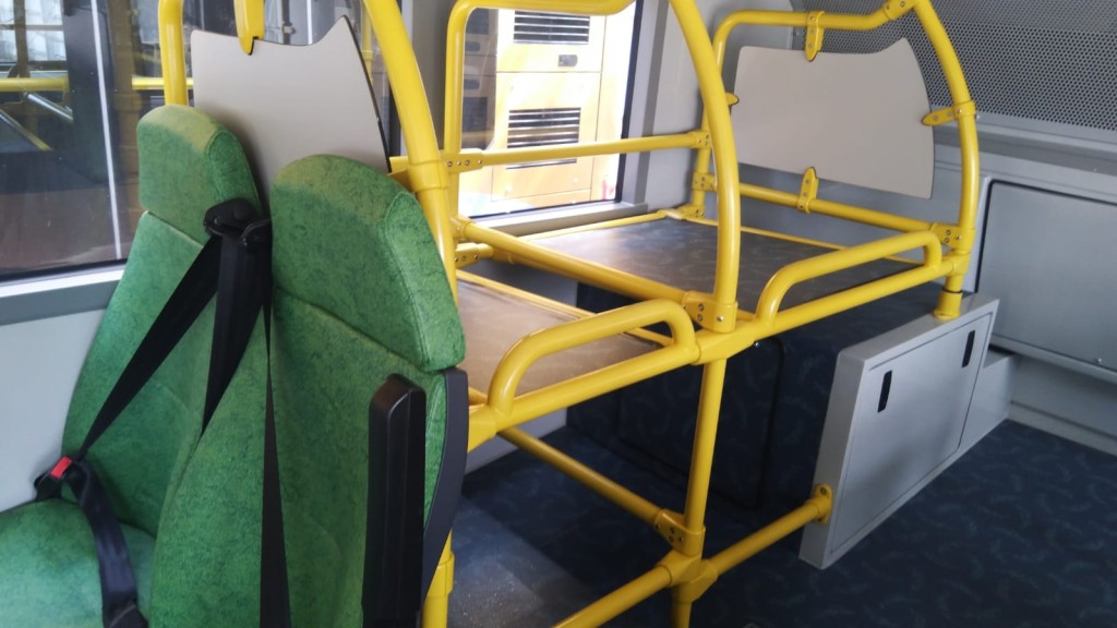 行李箱主要置於下層的車尾位置。