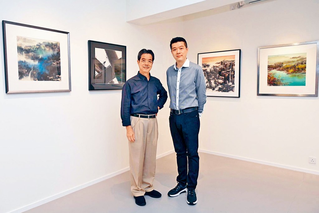 何百里（左）與何紀嵐（右）在《百里嵐光》展覽上合照。