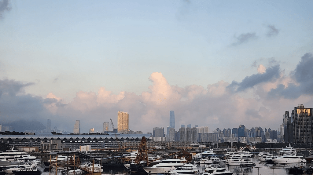 本港地區今日大致天晴。日間酷熱，市區最高氣溫約33度，新界再高一兩度。