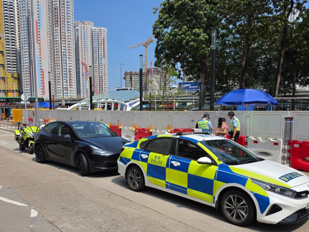 兩部車輛亦已被扣查作進一步檢驗。 兩部車輛亦已被扣查作進一步檢驗。