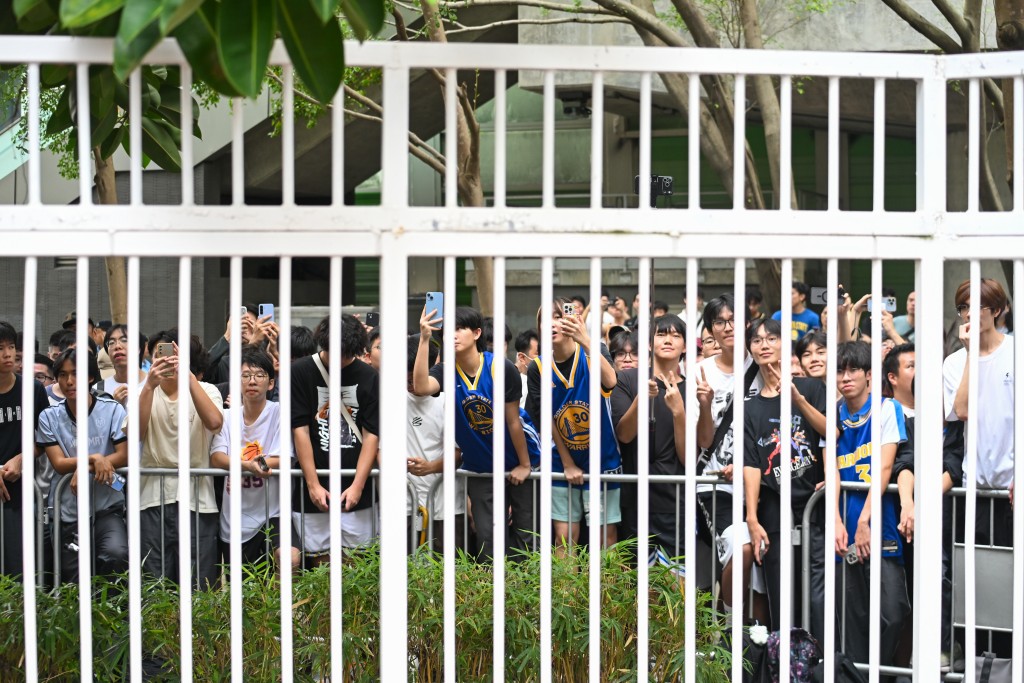 球迷一早逼爆學校圍牆，想一睹居利風采。魏國謙攝