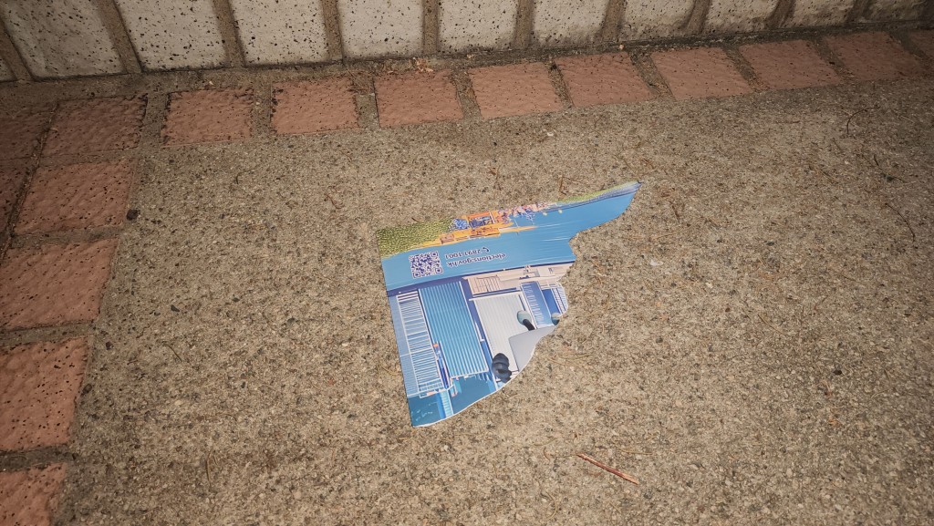 南山邨約5張選舉海報被破壞。