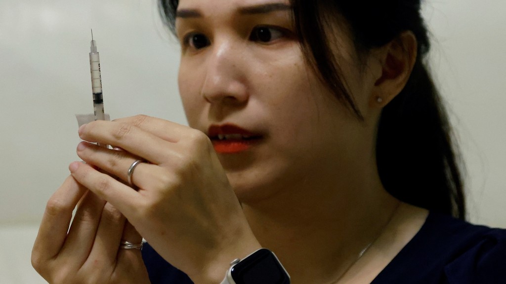 做冻卵疗程之前需要打排卵针，一名打算冻卵的台湾女子正在准备打针。 路透社