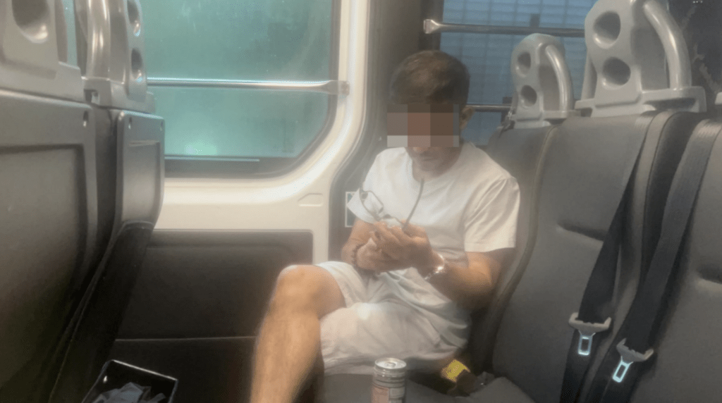 涉案中貨男司機被扣留,帶返警署調查。蔡楚輝攝 涉案中貨男司機被扣留,帶返警署調查。蔡楚輝攝