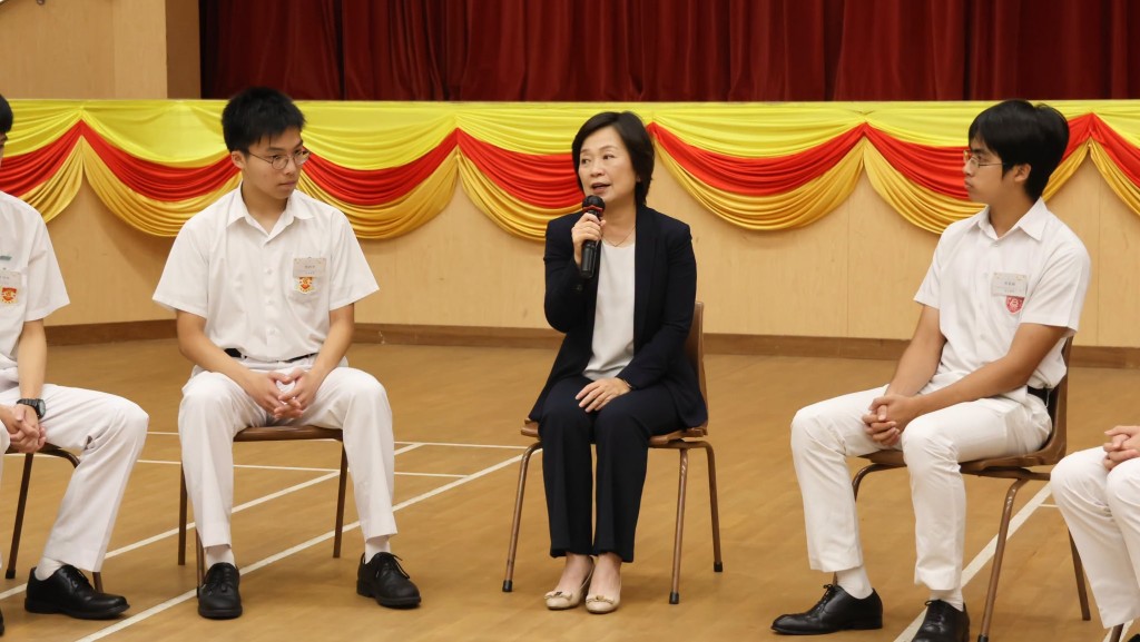 蔡若蓮與多位官立學校超級狀元及狀元交流。