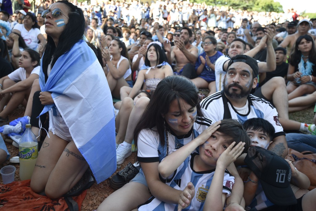 球迷为阿根廷表现感到激动。 AP