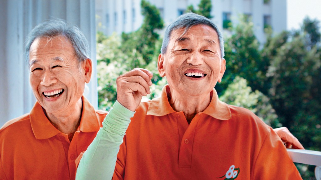 病友周邦叔叔(右)與文治平叔叔受訪,笑容滿面。 病友周邦叔叔(右)與文治平叔叔受訪,笑容滿面。