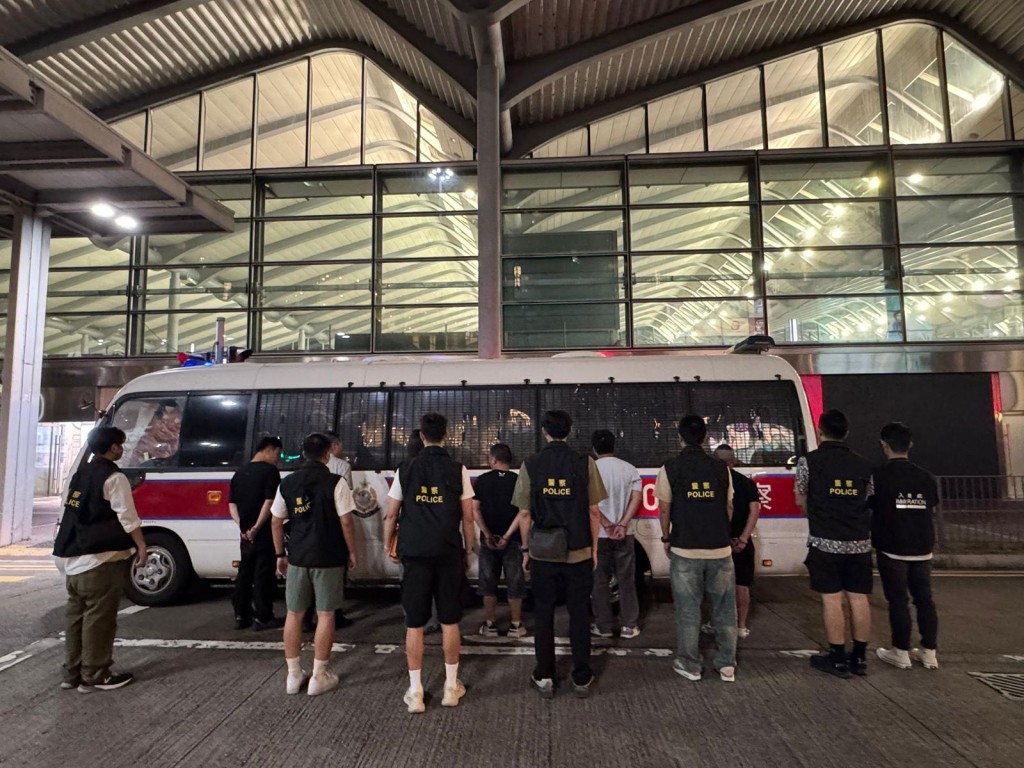 警方聯同入境處，今日再拘捕6名內地黃牛。警方圖片