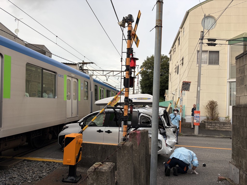 被指跟車太貼的私家車撞至嚴重損毀。 @inakayama7 / X 被指跟車太貼的私家車撞至嚴重損毀。 @inakayama7 / X