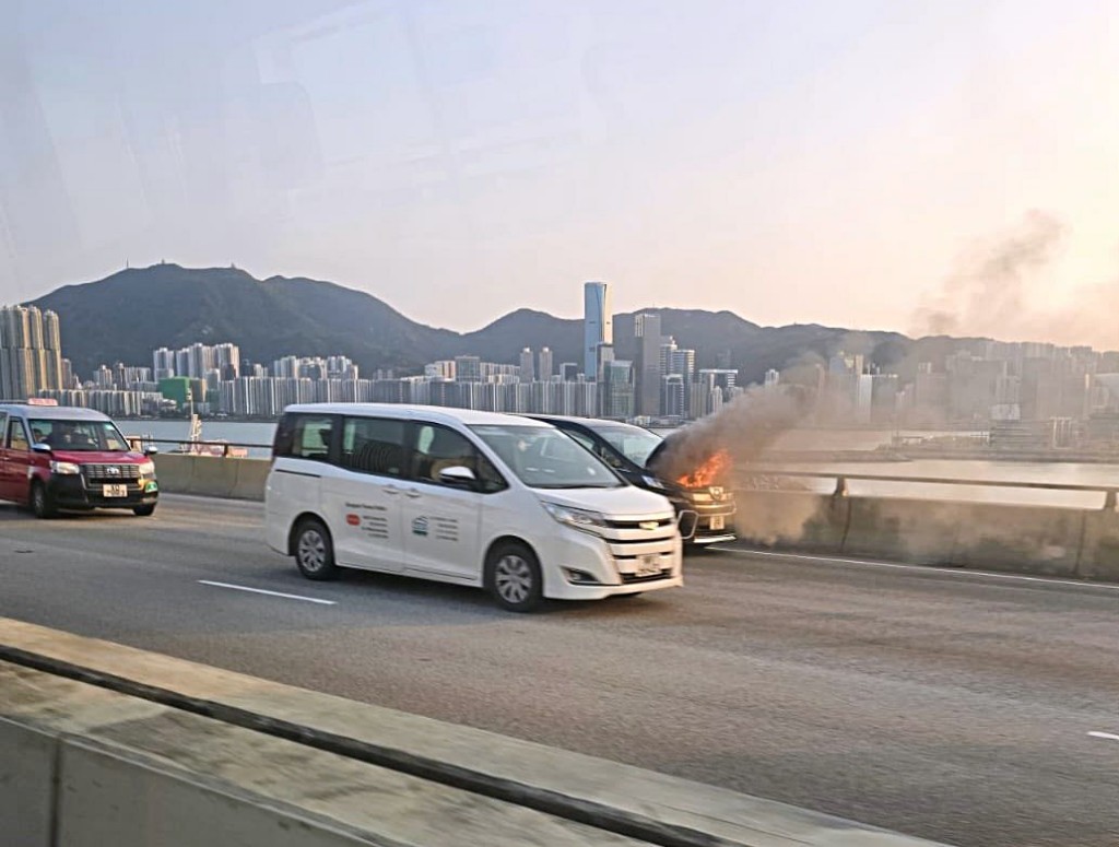 七人車火光熊熊。網圖 七人車火光熊熊。網圖