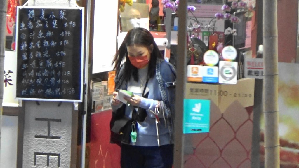 余思敏在餐廳買了一隻燒鵝返去慰勞老公。