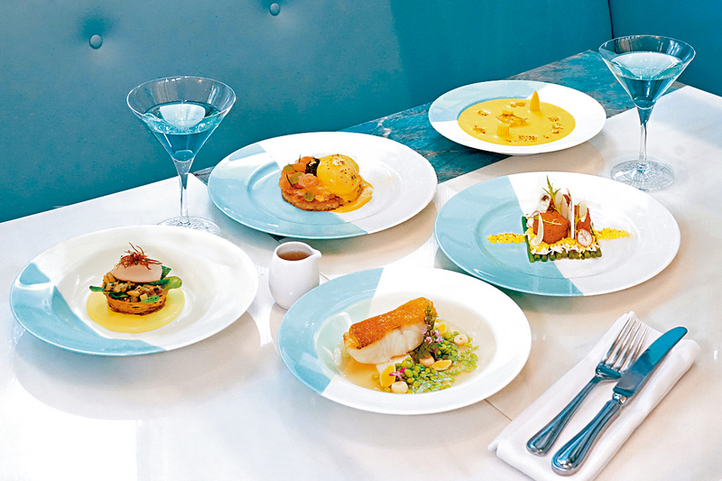 餐廳推出Tiffany精緻美饌體驗套餐，最多可供四位客人享用，於全日供應菜單上自選四份前菜、四份湯品及四份主菜，價錢由$1,388起。