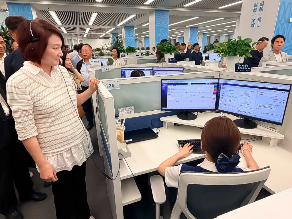 立法會議員於北京市12345市民熱線服務中心視察服務流程，了解中心如何運用人工智能和大數據推動「主動治理」。