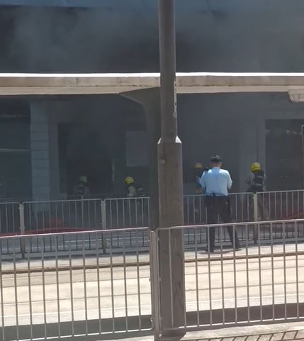 店舖冒出濃煙。FB香港交通及突發事故報料區