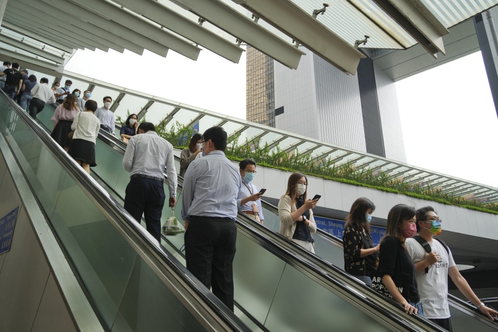 特首會同行政會議通過各級公務員劃一加薪2.5%。資料圖片