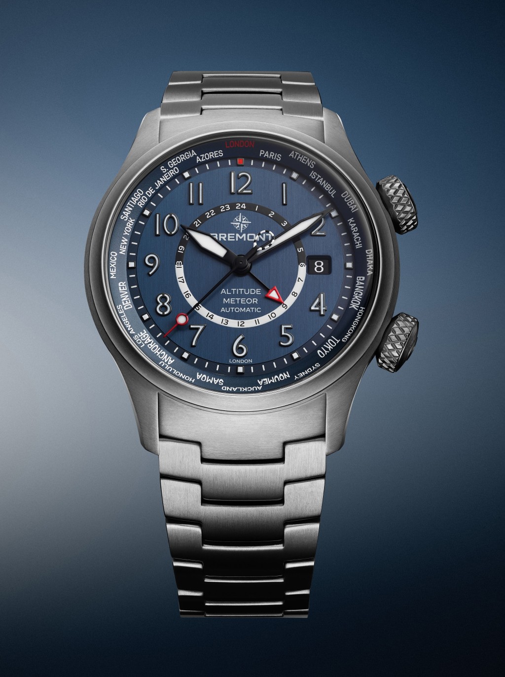 Bremont Altitude Air Force Blue Capsule Collection - Altitude MB Meteor Time Zones,錶殼:42mm 鈦金屬 / 機芯:BB641AH自動 / 售價:5,450英鎊(金屬錶鏈)、5,100英鎊(皮革或NATO錶帶)。 Bremont Altitude Air Force Blue Capsule Collection - Altitude MB Meteor Time Zones,錶殼:42mm 鈦金屬 / 機芯:BB641AH自動 / 售價:5,450英鎊(金屬錶鏈)、5,100英鎊(皮革或NATO錶帶)。