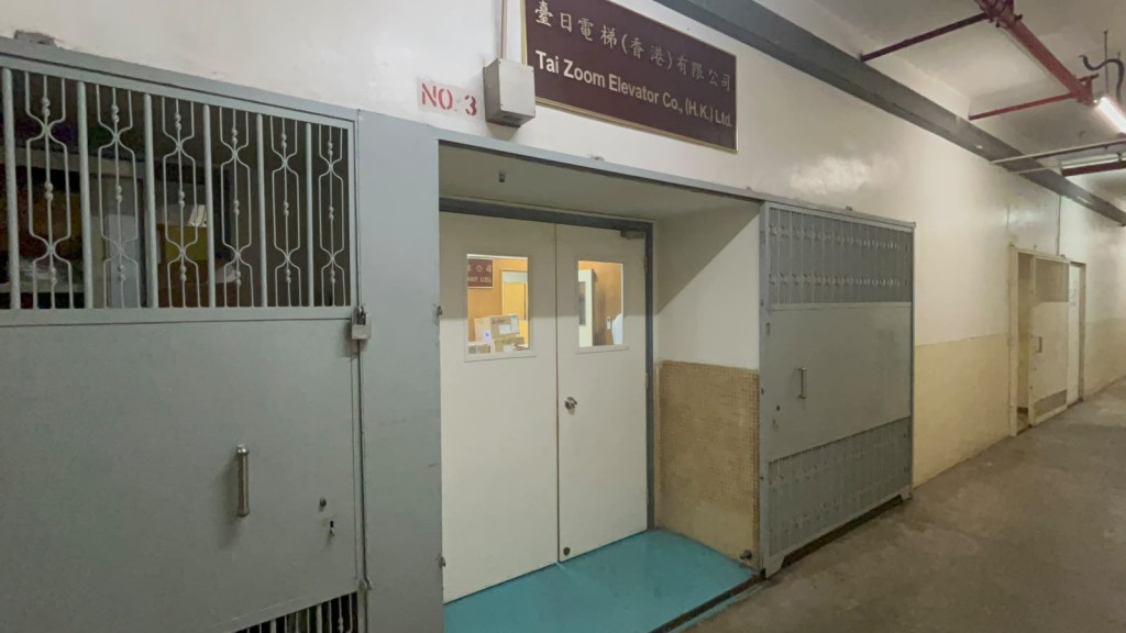 臺日電梯(香港)有限公司被揭在觀塘翠屏北邨及沙田博康邨更換共48部升降機期間,只安裝耐火門,卻漏裝配套門框組件。 臺日電梯(香港)有限公司被揭在觀塘翠屏北邨及沙田博康邨更換共48部升降機期間,只安裝耐火門,卻漏裝配套門框組件。