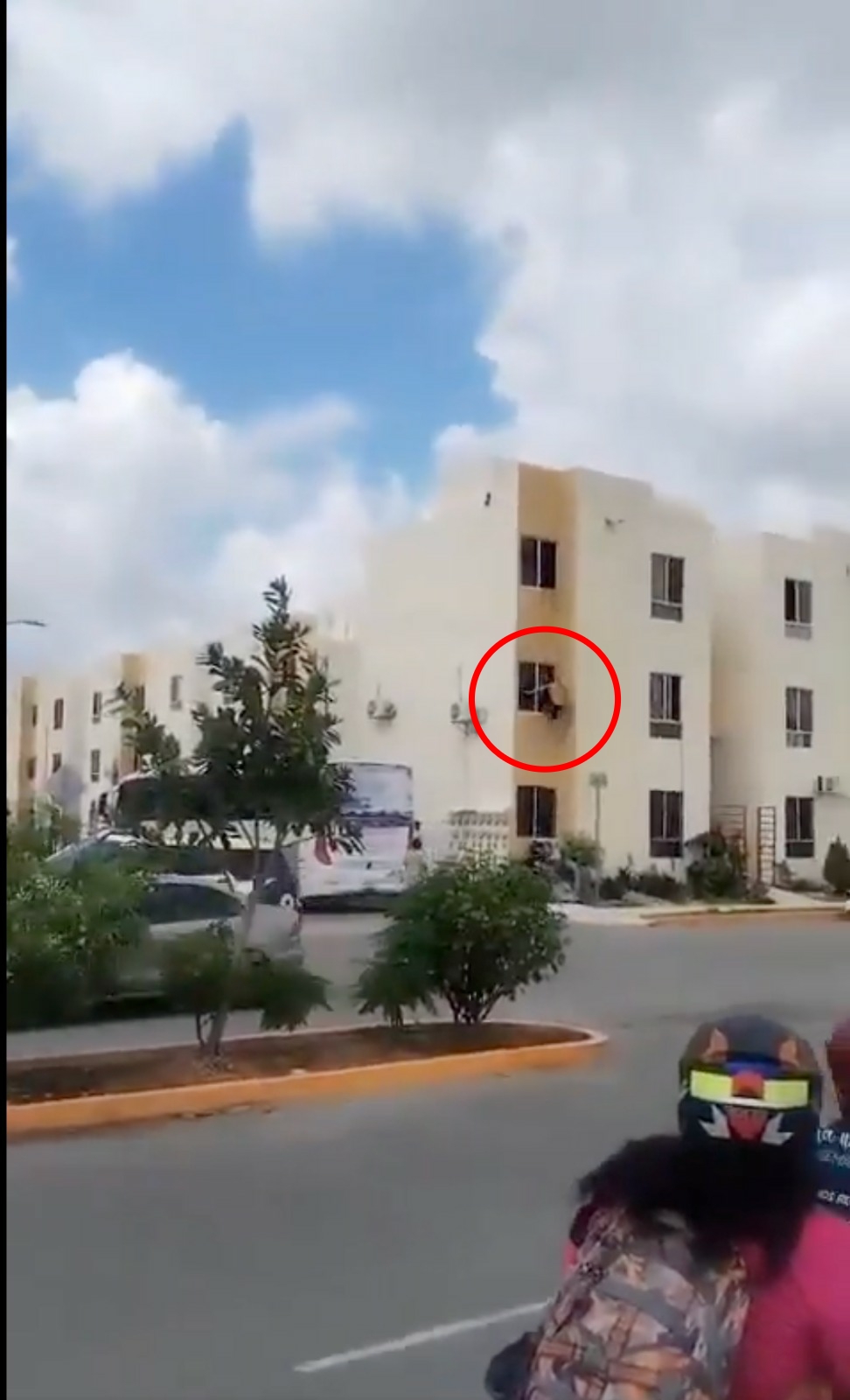 男子挣扎片刻后失去抓握，跌落下方石屎地面。