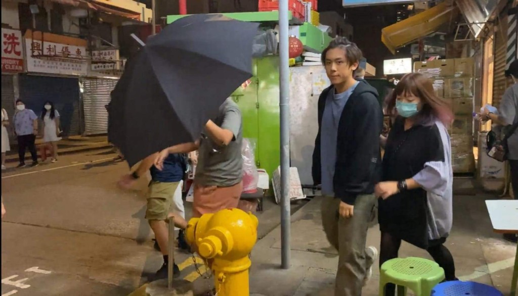 姜濤出入都有工作人員護駕,仲出動大遮擋鏡頭。
