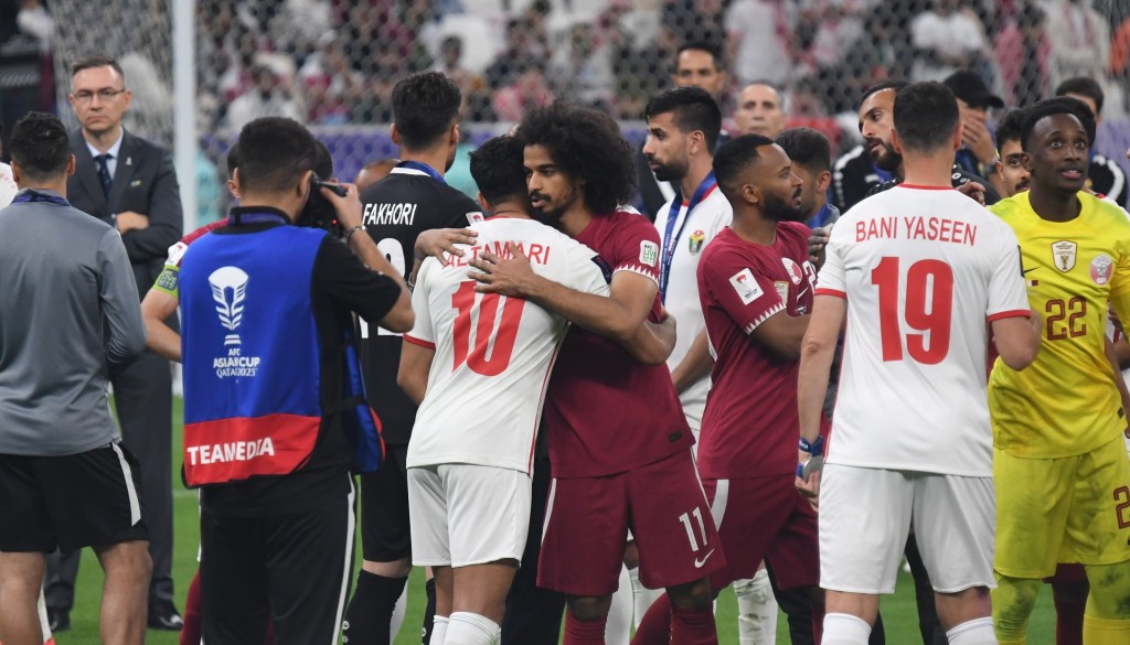  亞洲盃決賽，卡塔爾擊敗約旦衛冕。，阿費夫擁抱約旦艾譚馬利。  吳家祺攝