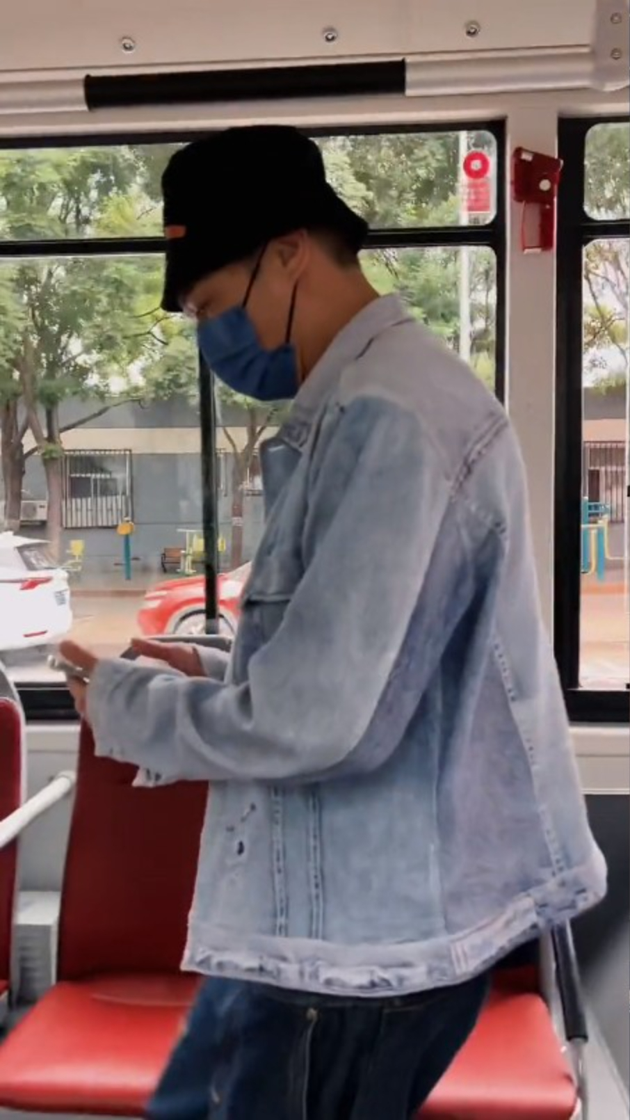 吳鎮宇甫上公車便看手機。（影片截圖）