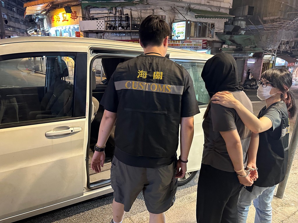 涉案人士被帶走。楊偉亨攝 涉案人士被帶走。楊偉亨攝