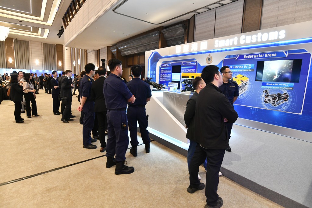 會議亦設有展覽區，其中香港海關在場內展示多項智慧海關設備。