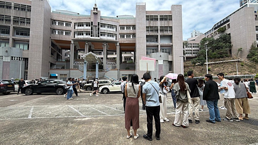 大批師生疏散安全地方。劉漢權攝 大批師生疏散安全地方。劉漢權攝