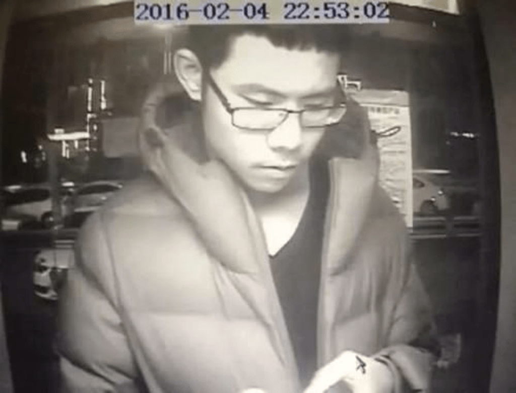 吳謝宇在一處ATM取款時留下的閉路電視畫面。