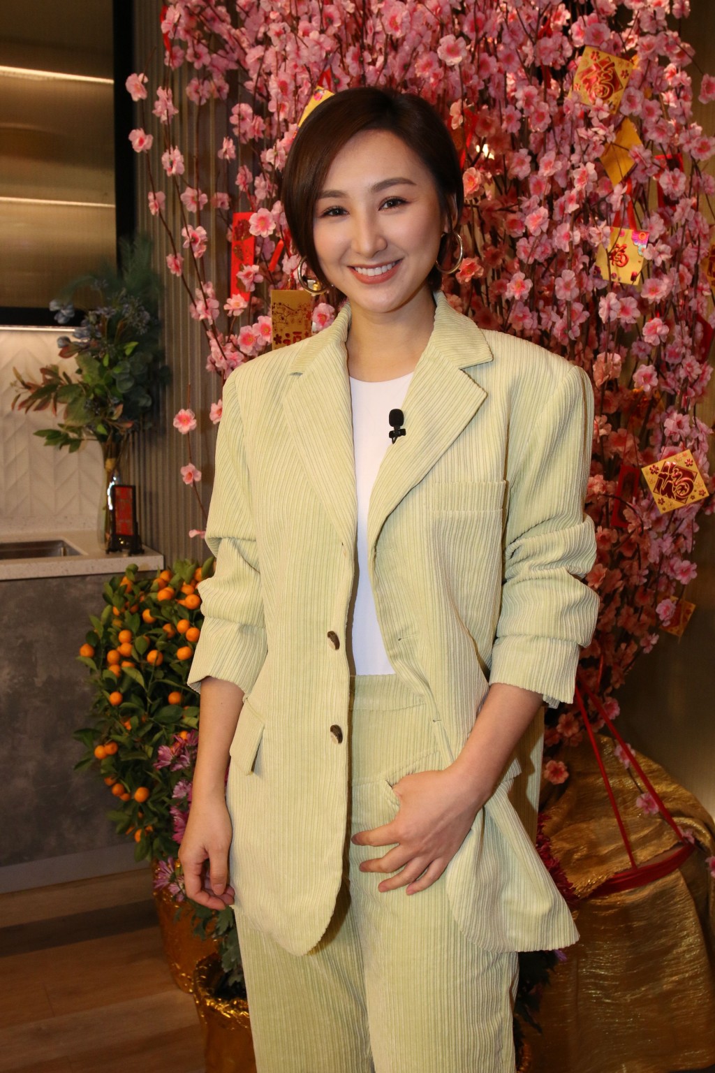 高Ling喺桃花前影相,笑言唔要假桃花同爛桃花。