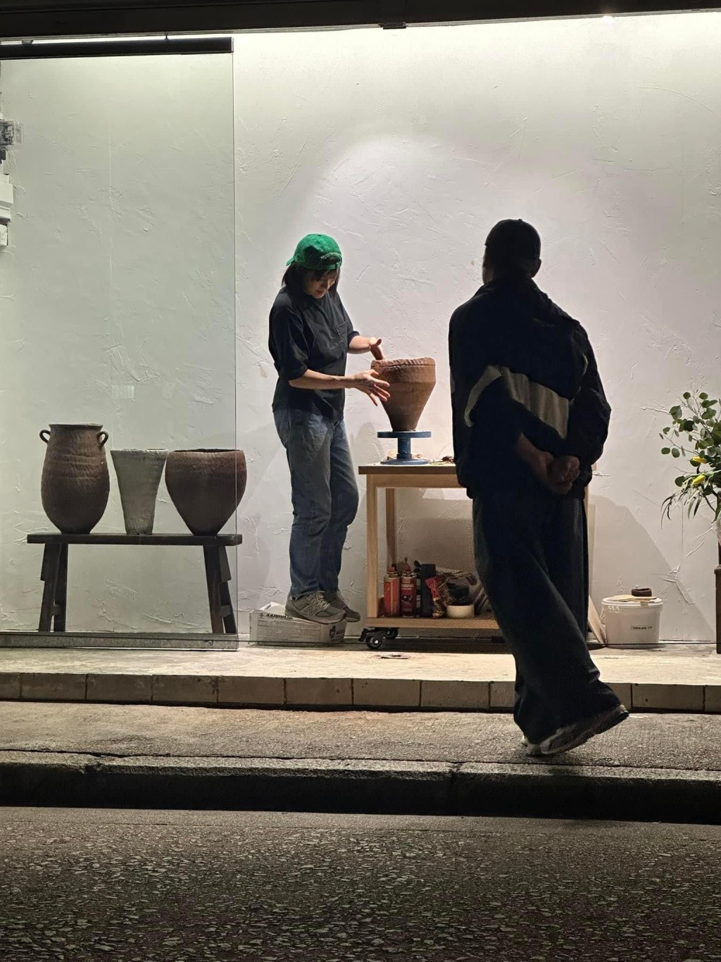 不少途人驻足观看林嘉欣制作陶器。