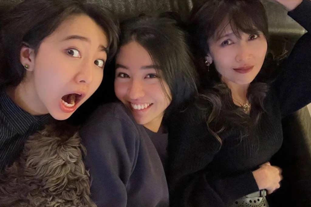 工藤靜香（右）一向甚緊張愛女們的事業，她對心美與小川被爆戀情又有何想法？