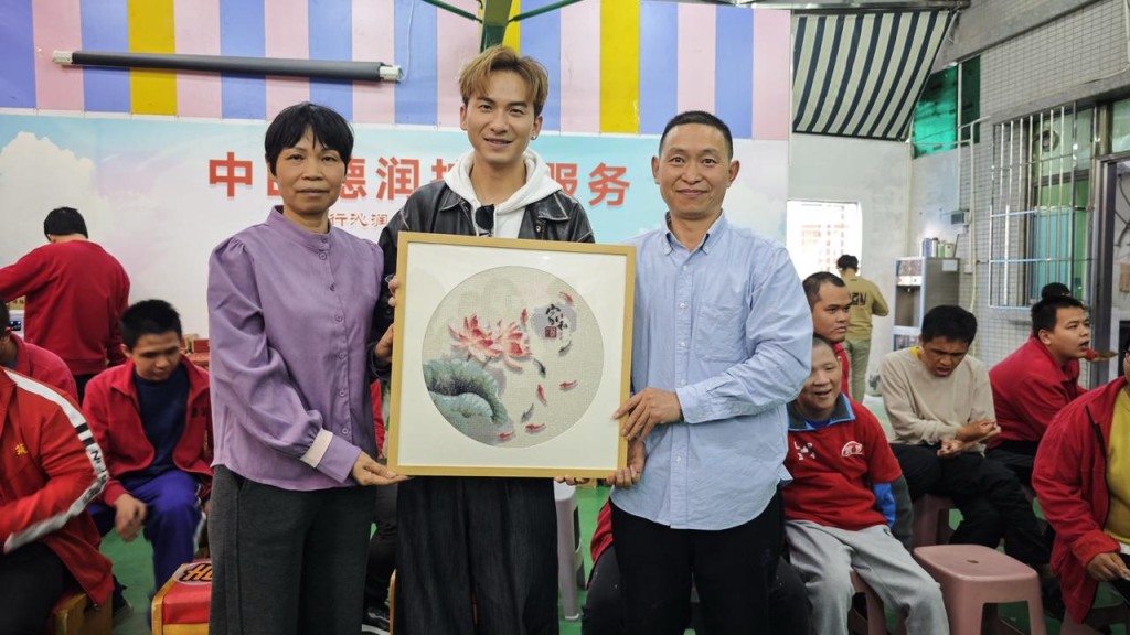 他為當地患有智障、自閉症、腦癱等的特殊人士捐贈一批物資及探訪。 他為當地患有智障、自閉症、腦癱等的特殊人士捐贈一批物資及探訪。