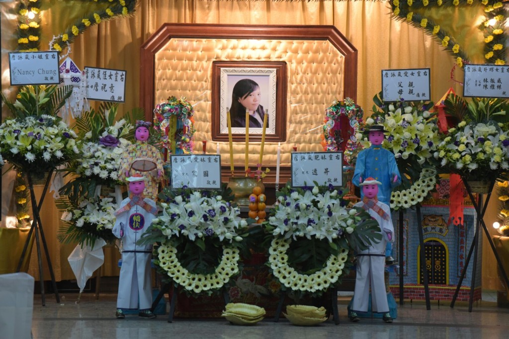 靈堂放有多個花牌。黃文威攝