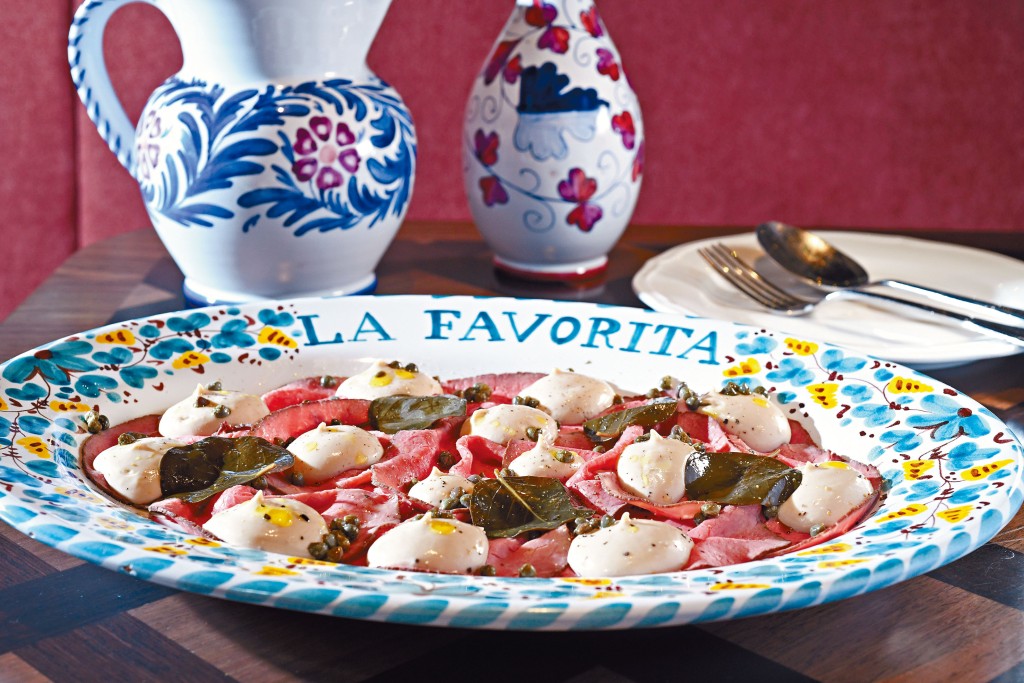 Vitello Tonnato della Domenica ，肉质细嫩软柔的烧牛仔肉薄片上面，唧有咸香可口的吞拿鱼沙律酱，是适合佐酒的前菜。