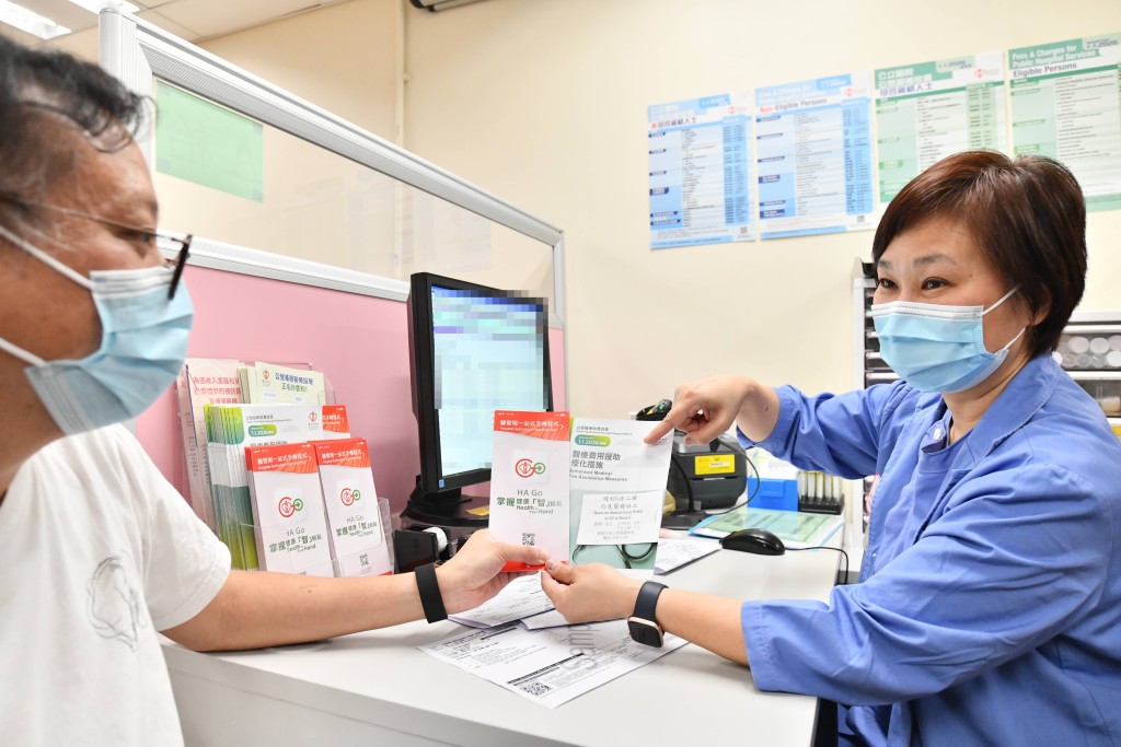 專科門診「綜合病人服務站」以及家庭醫學門診的護士站，會為有需要的病人提供支援。