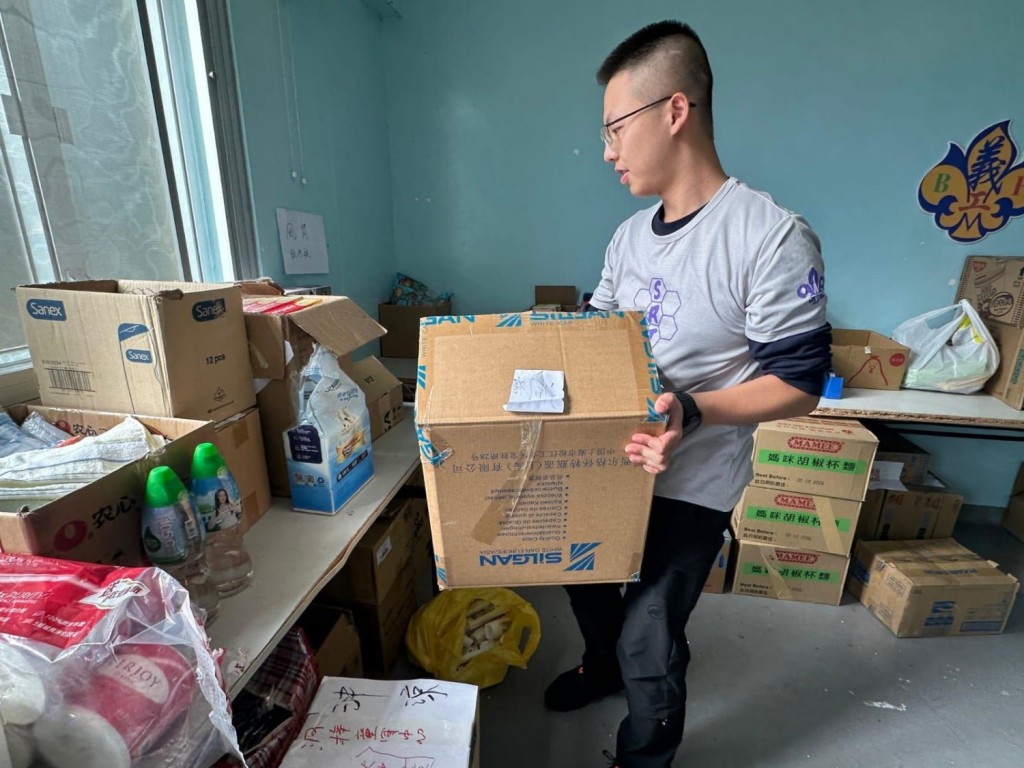 香港童軍知友社的社工則組成二人小隊，輪值提供全天候情緒支援並協助連結社區資源。香港童軍總會提供