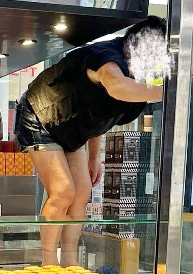 細看照片，當中的短褲員工赤腳 踩上食物枱，似在打掃或維修。fb「麗港城討論區」截圖