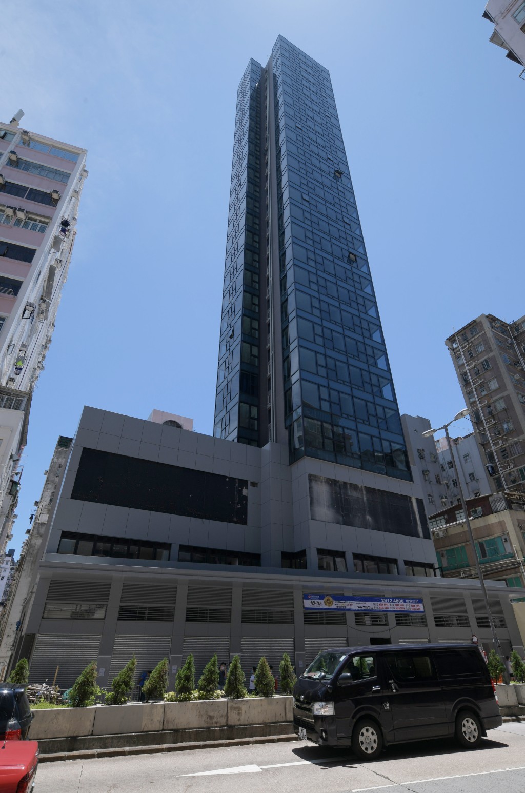 深水埗大埔道61號AVA 61地下1、2、3、5及6舖，由財政司長法團以4628萬承接。