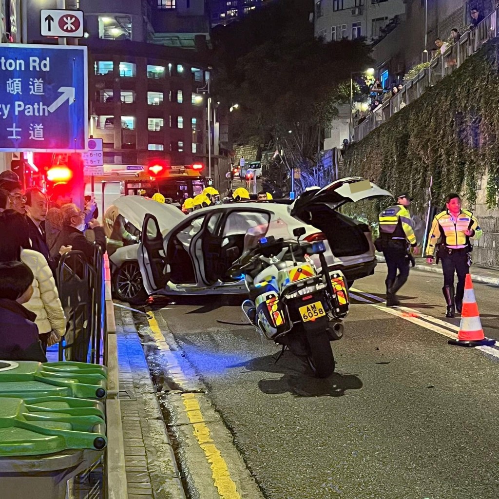 私家車直撞欄杆。FB：Paco Fung@西環變幻時