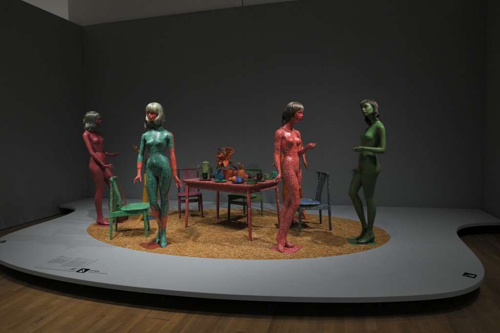 「全面连结」主题展示《自我消融》的彩绘人体模型。黄伟强摄