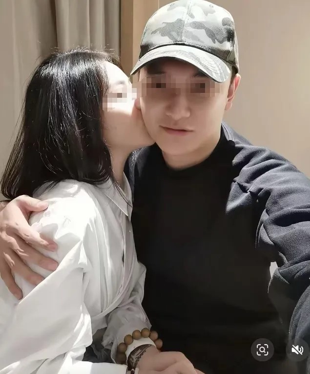 疑是馮德兵的妻子爆料,指馮私生活混亂,與女留學生簽有200份包養合約。微信@娛我有約 疑是馮德兵的妻子爆料,指馮私生活混亂,與女留學生簽有200份包養合約。微信@娛我有約