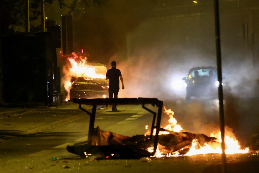 在巴黎有汽车被焚。路透社