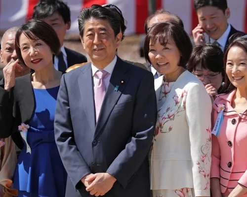 安倍主辦的「賞櫻會」前夜宴會時涉嫌違規使用政治資金,再次引起關注。ap資料圖片