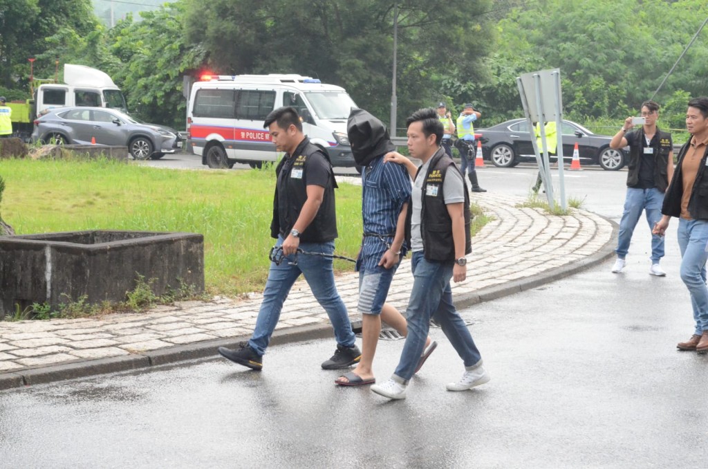 疑犯被押至事發的林錦公路交匯處。