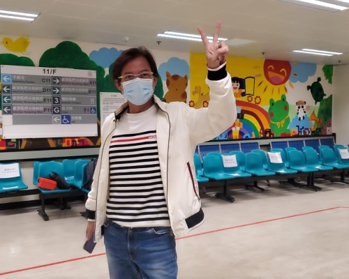 莫華倫康與醫護隔空合唱《獅子山下》。港台圖片