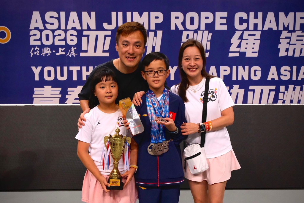 陸鏗善往浙江參加亞錦賽,父母和妹妹同行打氣,陸父稱見兒子享受過程,已很足夠。 陸鏗善往浙江參加亞錦賽,父母和妹妹同行打氣,陸父稱見兒子享受過程,已很足夠。